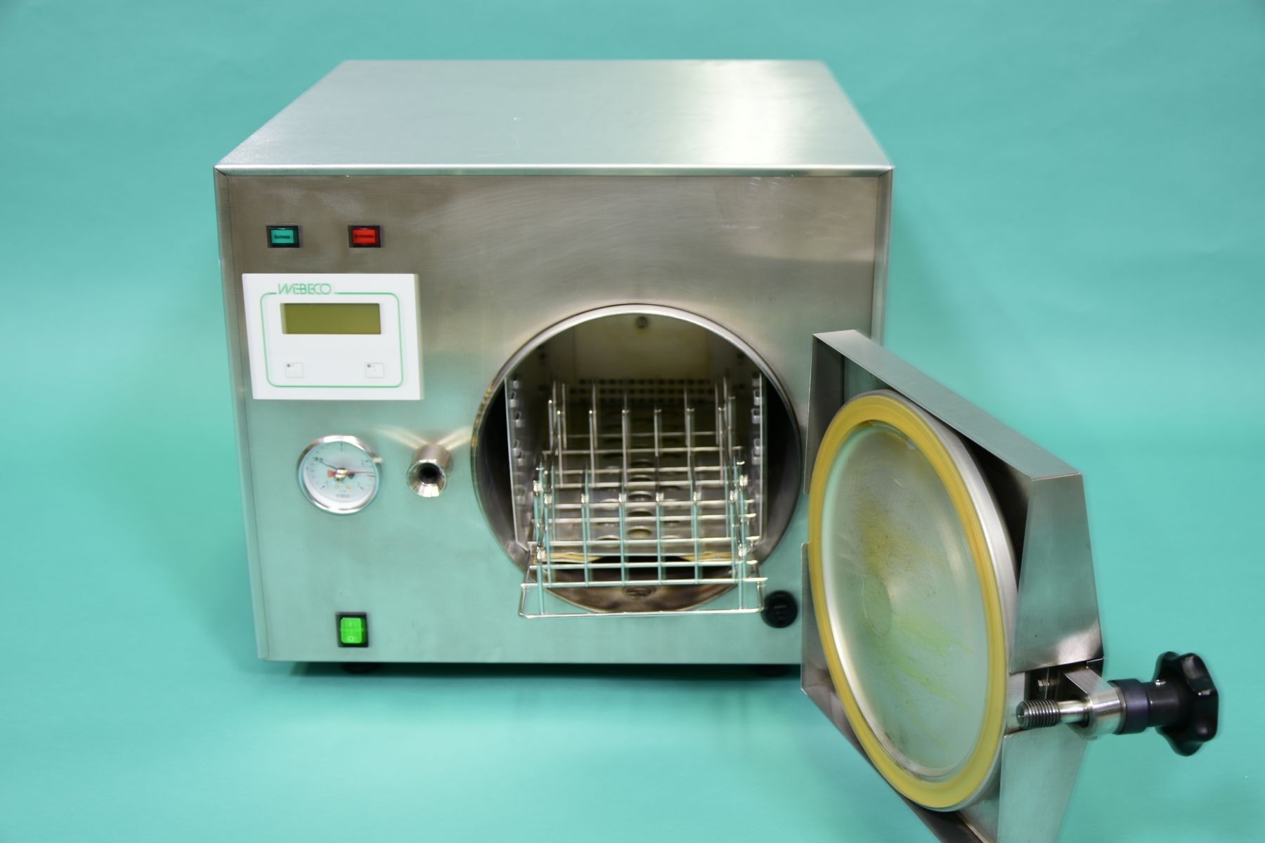 WEBECO A35 Dampfautoklav mit geöffneter Tür