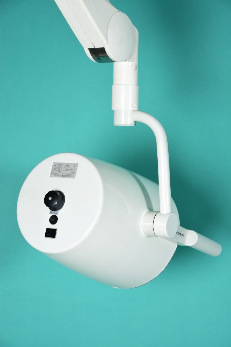 Deutsch HANAULUX Universal Untersuchungs-Leuchte - Detailansicht Leuchtenkörper von hinten