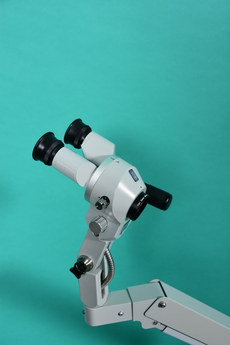 ZEISS OPMI 99, fahrbares Kolposkop - Detailansicht Okular von der Seite