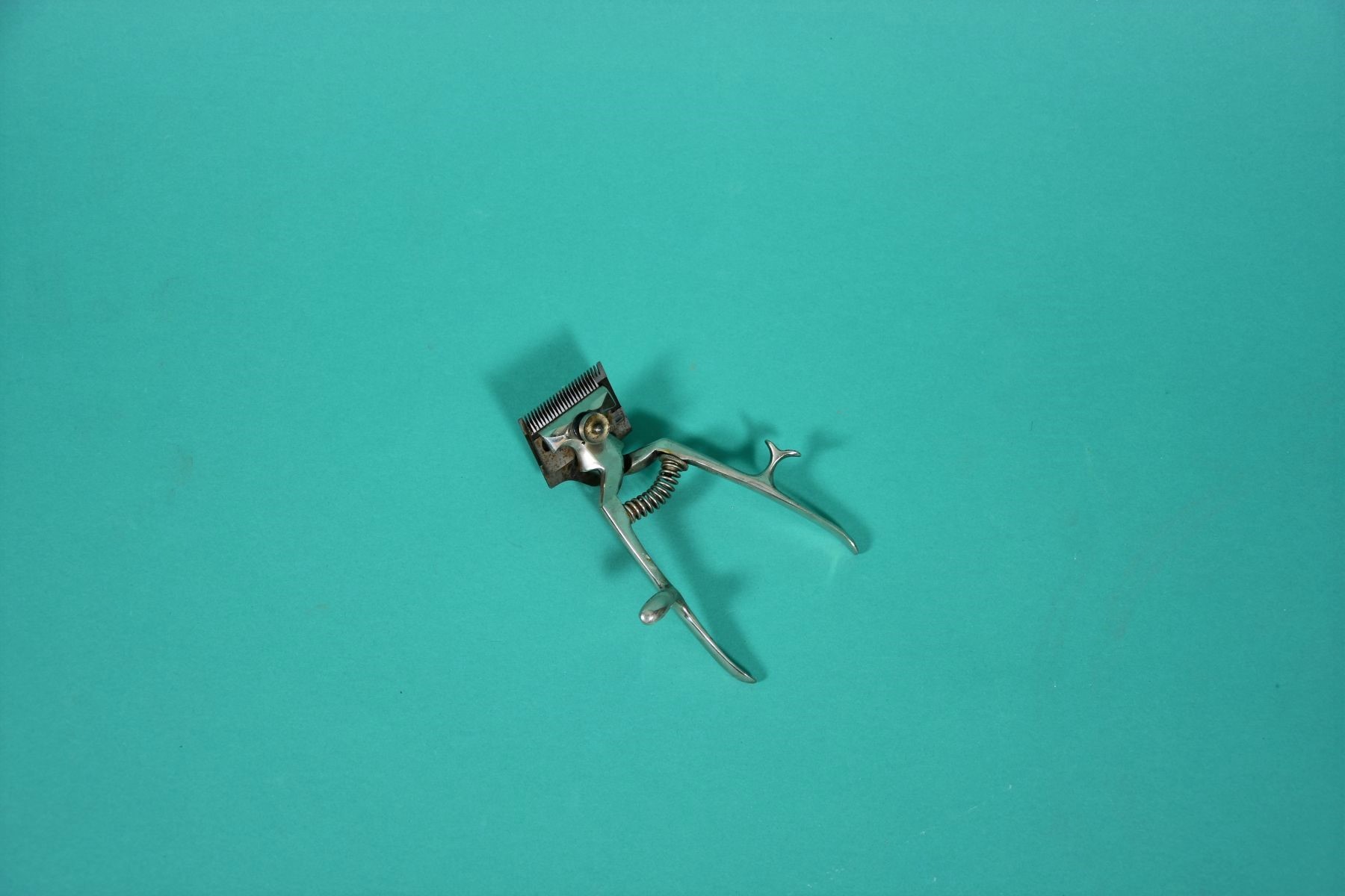 HAUPTNER Shearing machine hand-operated, antiquarian. This item is