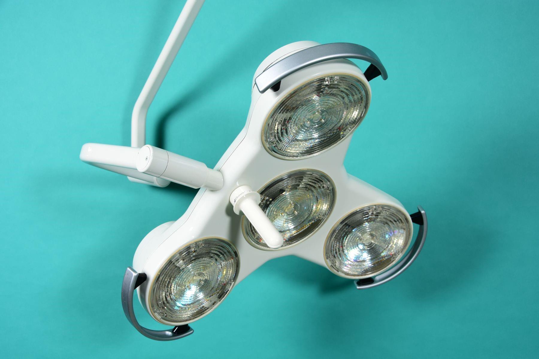 HANAULUX 2004, four-beam operating light 22.8