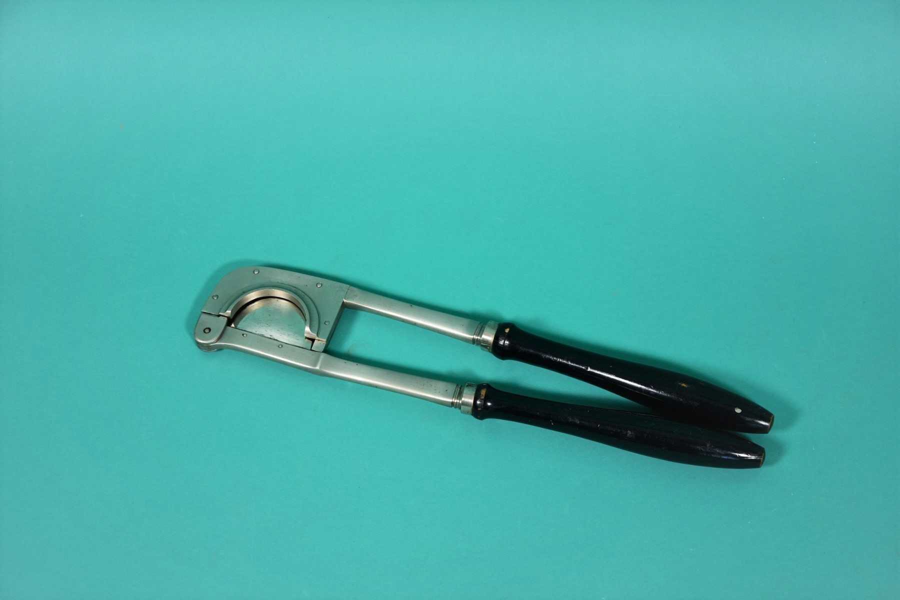 Castration forceps antiquarian. This article may not be used in human