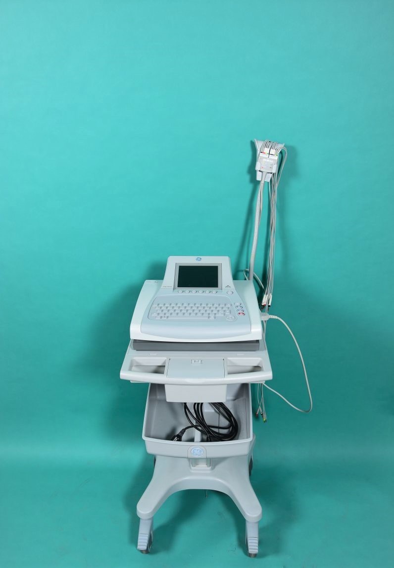 GE MAC 3500, 6-/12 Kanal EKG Gerät auf Fahrwagen GE MAC 3500, 6-/12 Kanal EKG Gerät auf Fahrwagen
