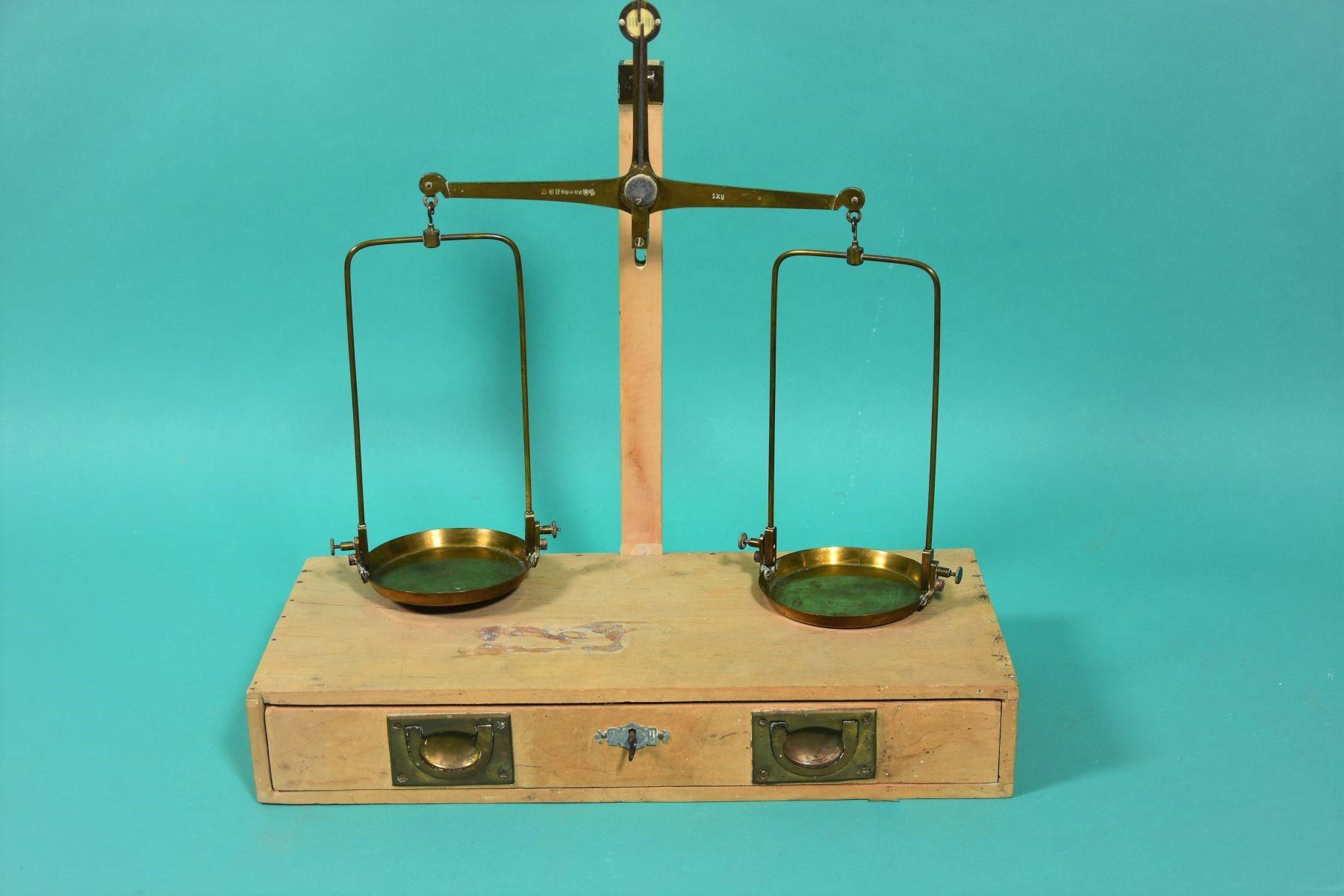 ANTIQUARIAT: Pharmacist scales analyzable with