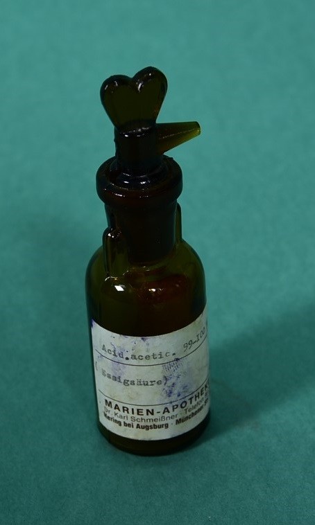 BROWN Glass bottle with cap