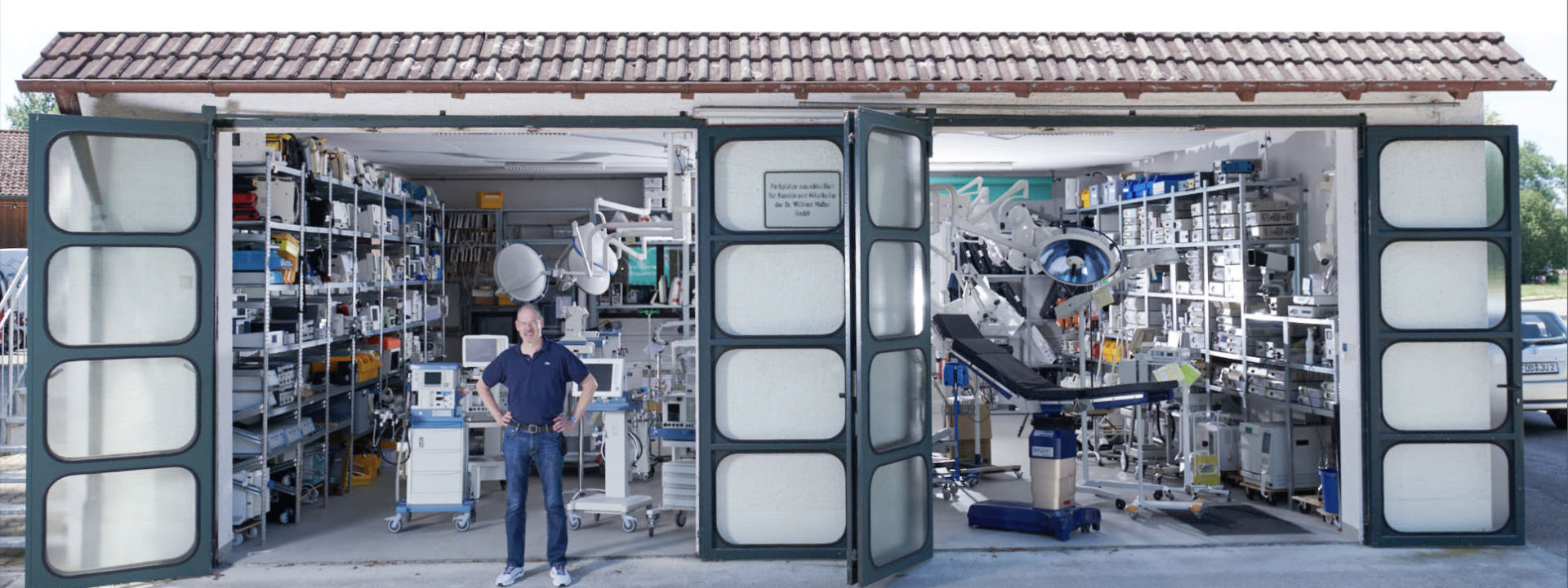 Herr Triebel vor den geöffneten Toren der Ausstellungshalle