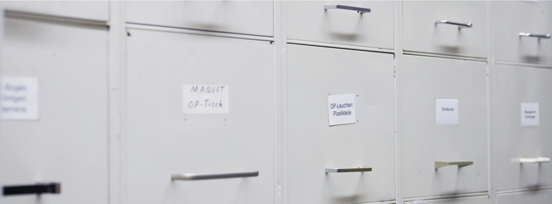 beschriftete Schränke