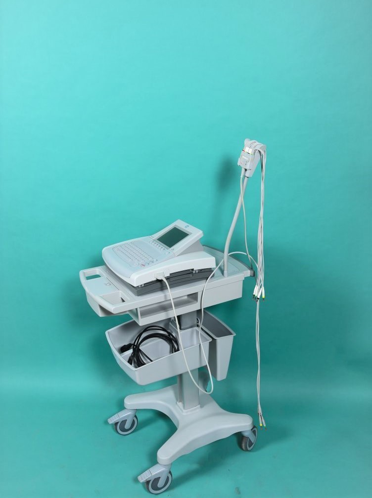 GE MAC 3500, 6-/12 Kanal EKG Gerät - Seitenansicht GE MAC 3500, 6-/12 Kanal EKG Gerät - Seitenansicht