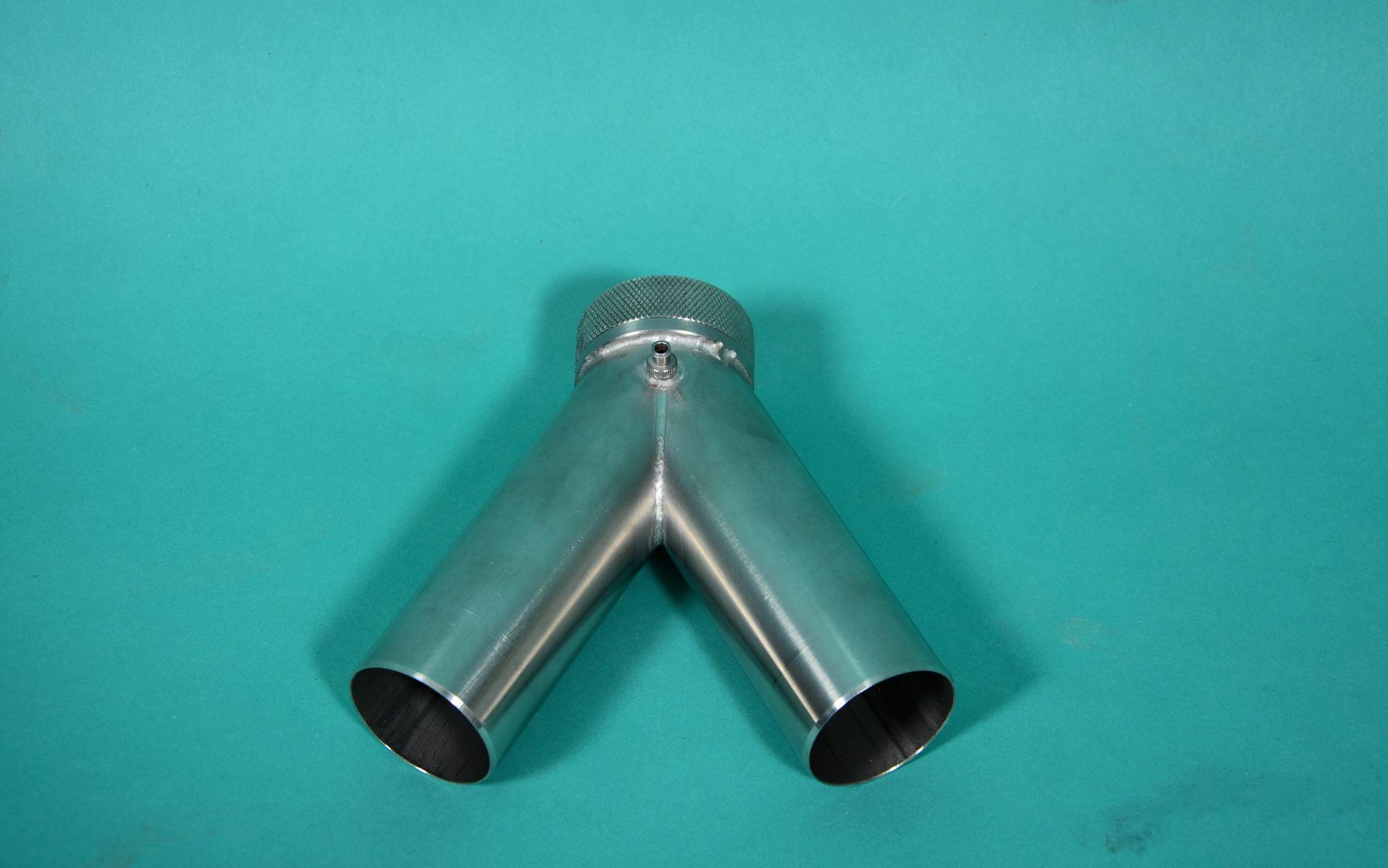 Y-Stück aus Metall für Patientenschläuche Pferd