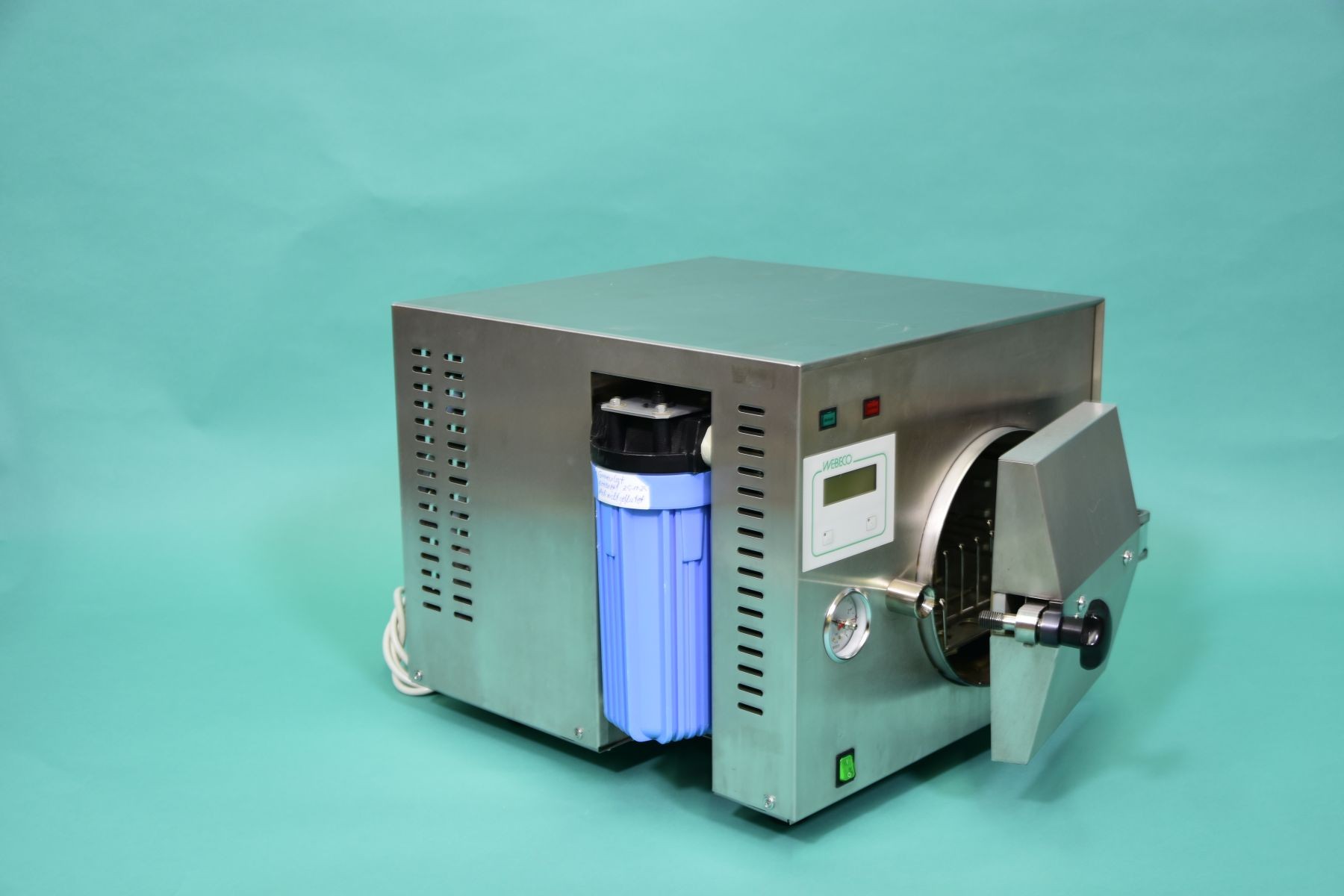 WEBECO A35 Dampfautoklav von der Seite mit leicht geöffneter Tür