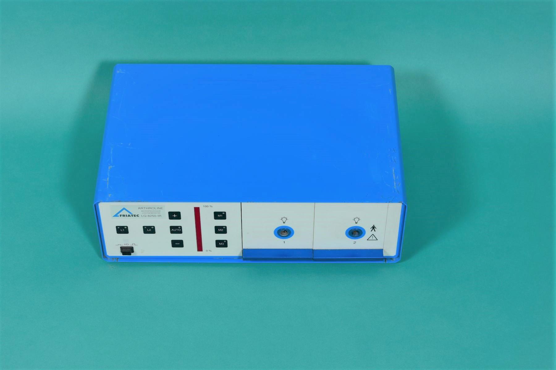 FRIATEC LQ 8250 IR (F) Kaltlichtquelle - Vorderansicht 1 FRIATEC LQ 8250 IR (F) Kaltlichtquelle - Vorderansicht 1