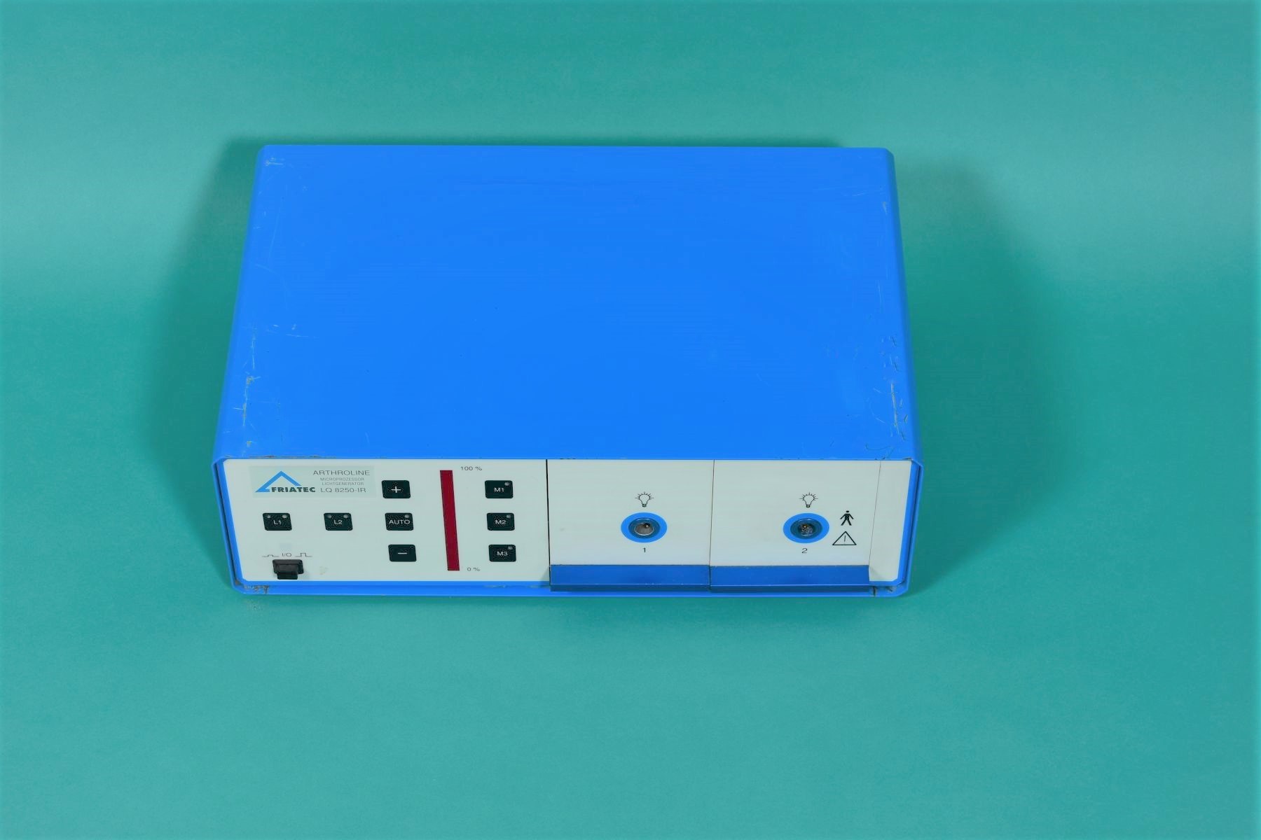FRIATEC LQ 8250 IR (F) Kaltlichtquelle - Vorderansicht 1