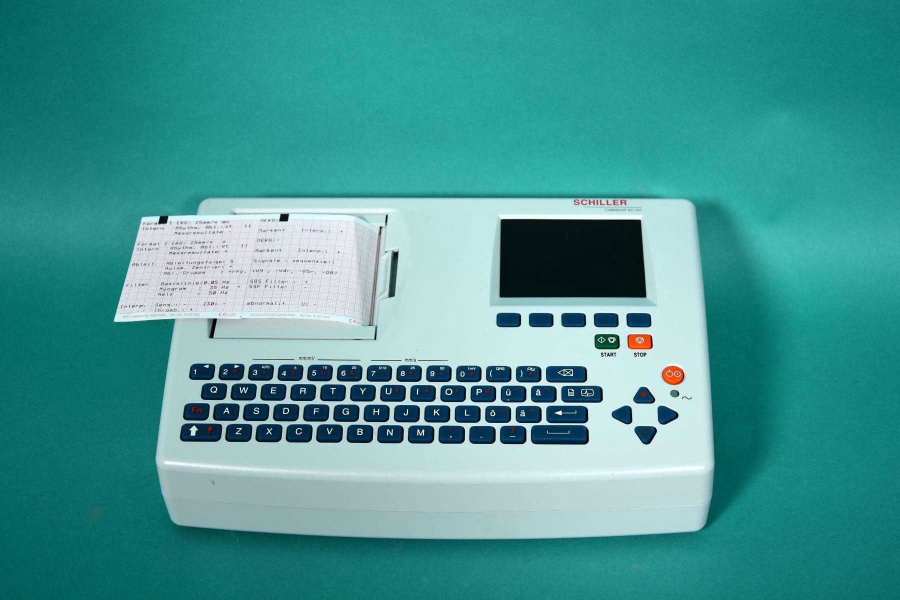 Schiller AT-101 3/6 Kanal EKG-Gerät - Vorderansicht