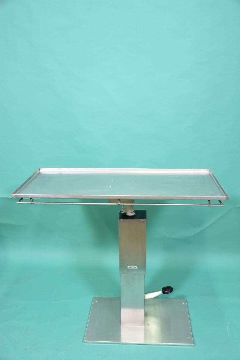 Table de traitement et d‘opération vétérinaire avec plateau en acier inoxydable Table de traitement et d‘opération vétérinaire avec plateau en acier inoxydable